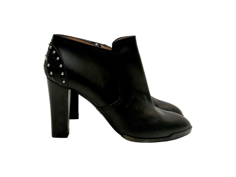 Tod's, Stivaletti in pelle nera con borchie al tallone