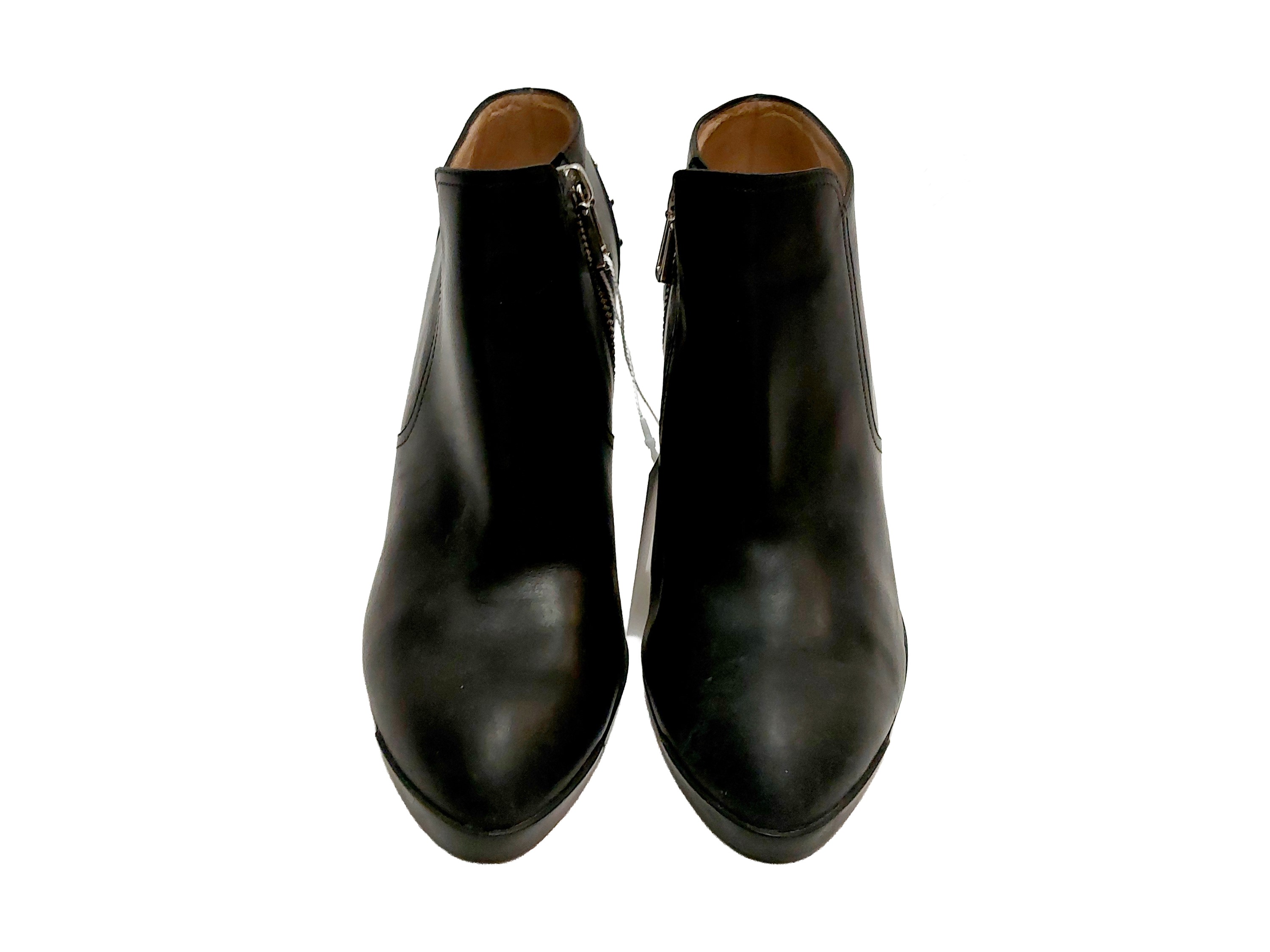 Tod's, Stivaletti in pelle nera con borchie al tallone
