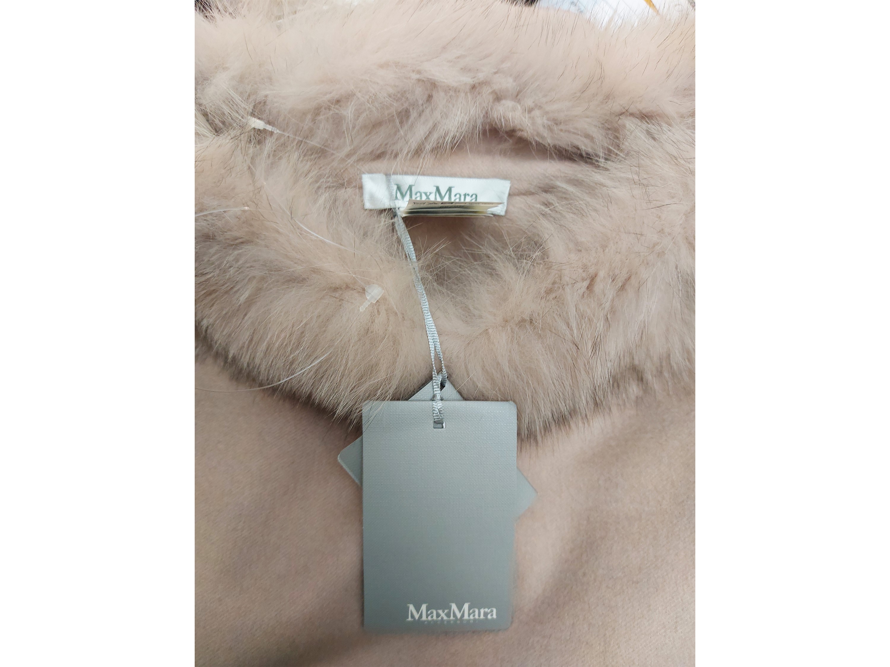 Max Mara, Mantella in cashmere rosa con bordura in volpe