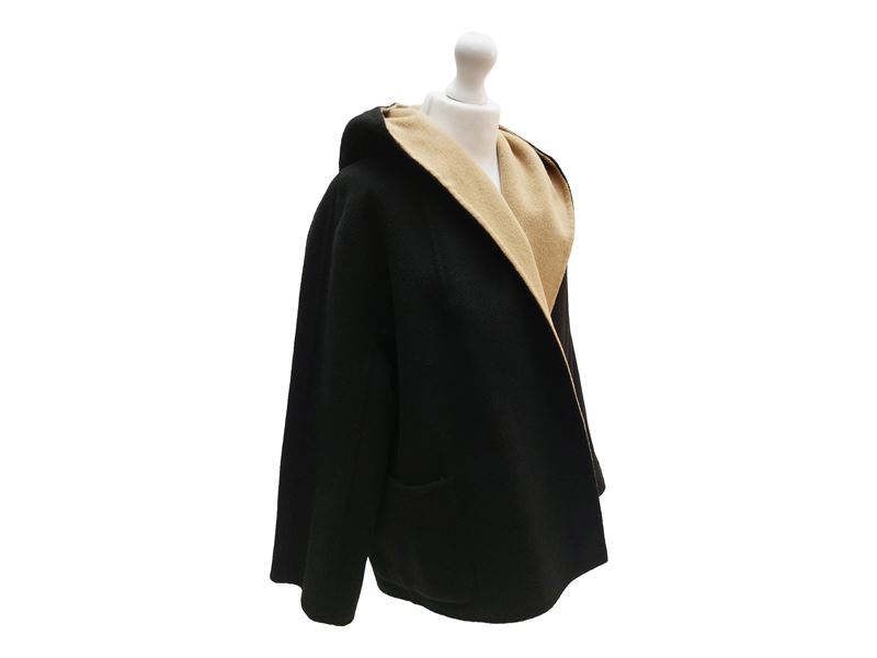 Mantella double face nera e cammello, con cappuccio e tasche applicate