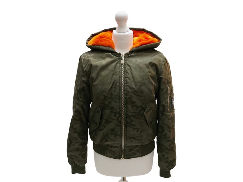 Bomber in stile militare, camouflage verde oliva con cappuccio e fodera in pelliccia arancione