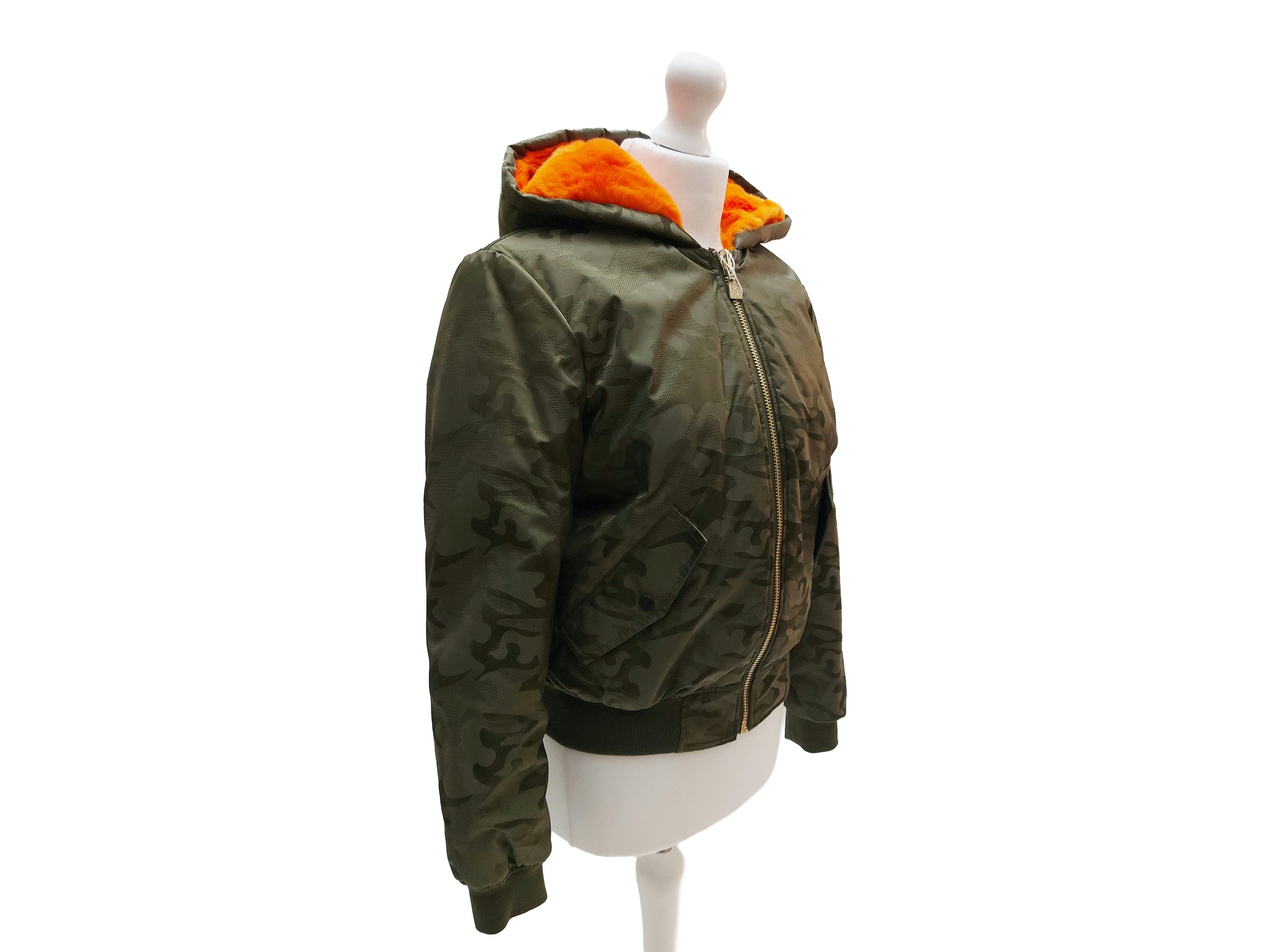 Bomber in stile militare, camouflage verde oliva con cappuccio e fodera in pelliccia arancione