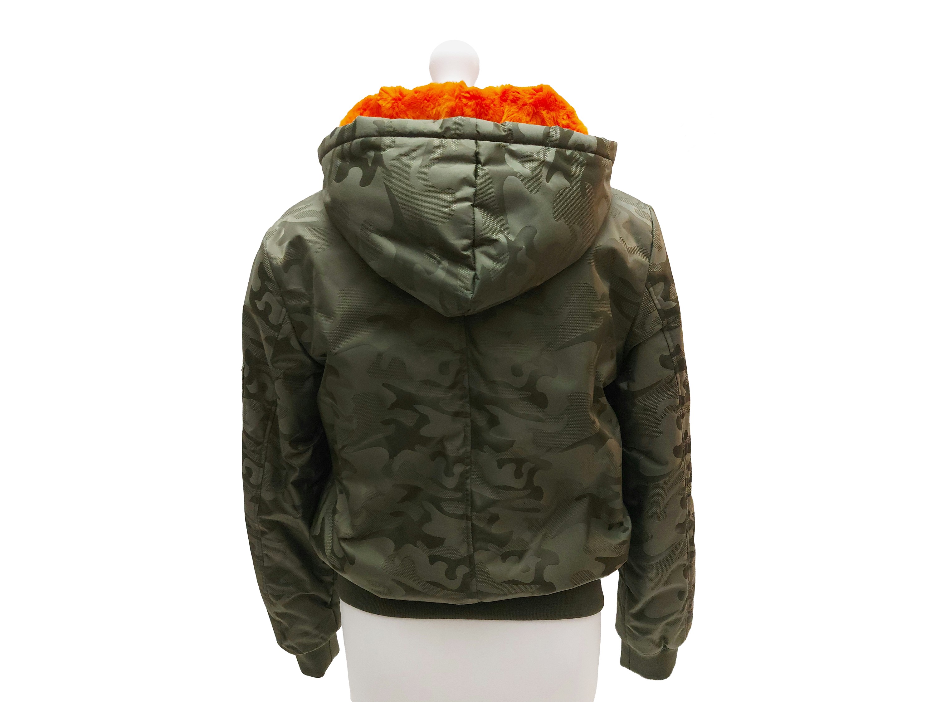 Bomber in stile militare, camouflage verde oliva con cappuccio e fodera in pelliccia arancione