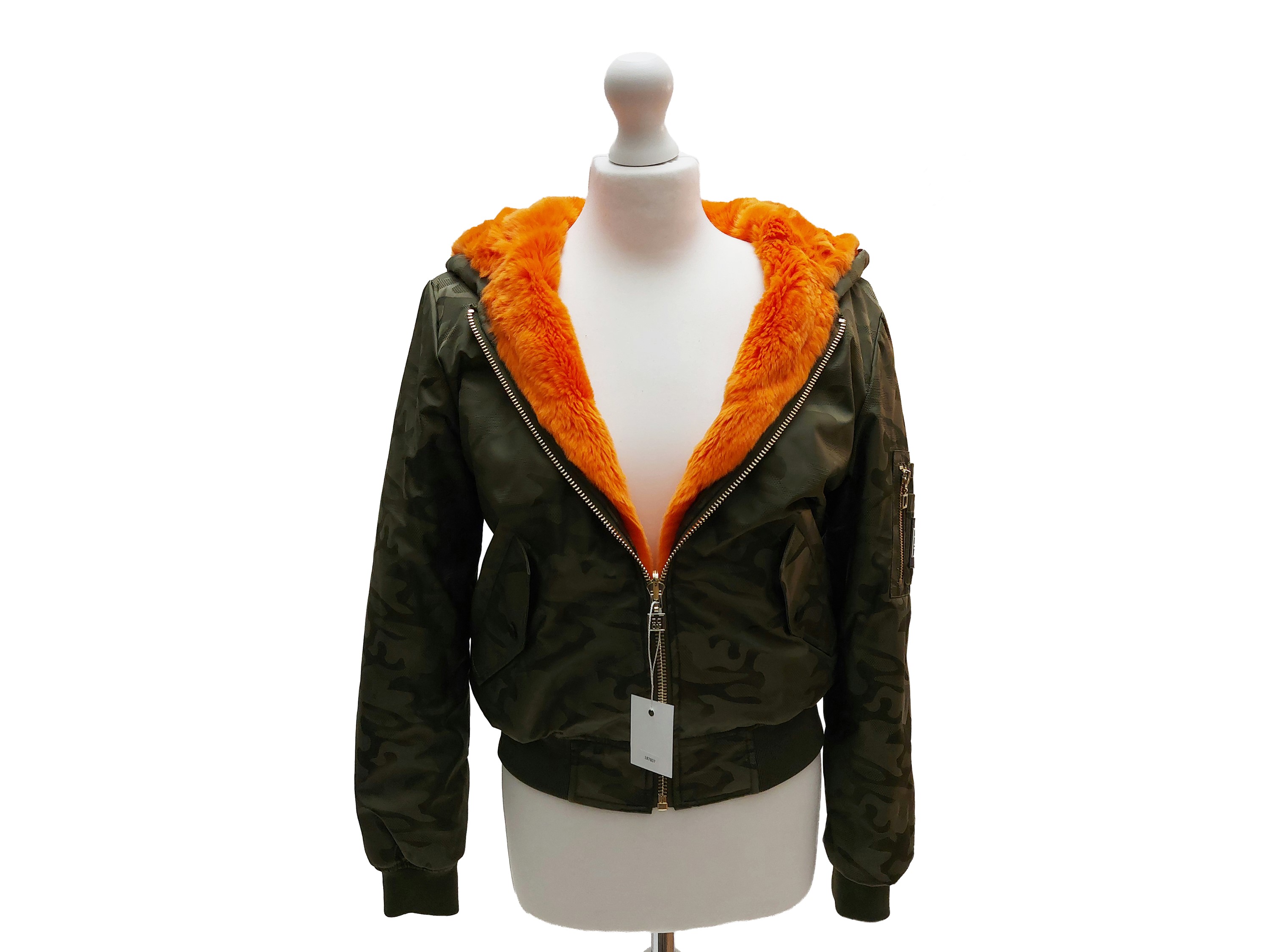 Bomber in stile militare, camouflage verde oliva con cappuccio e fodera in pelliccia arancione