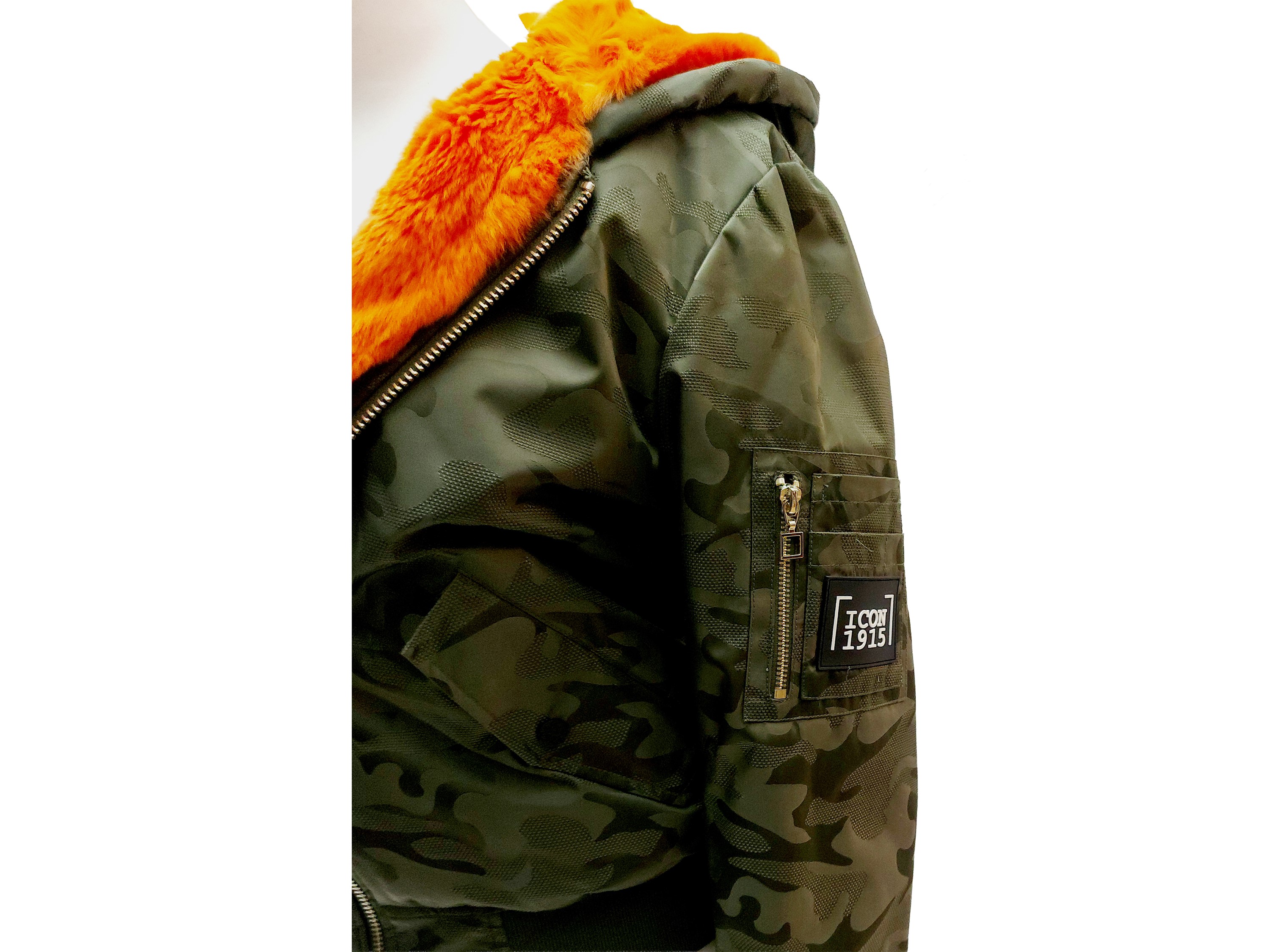 Bomber in stile militare, camouflage verde oliva con cappuccio e fodera in pelliccia arancione