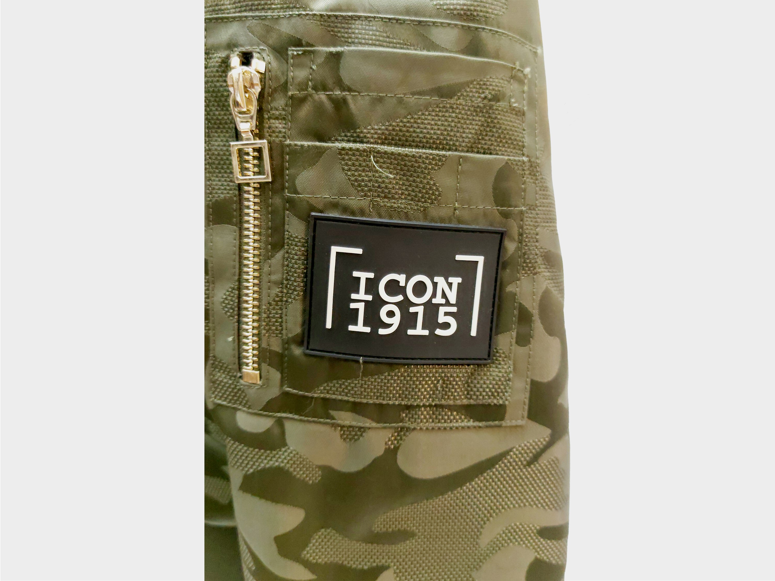 Bomber in stile militare, camouflage verde oliva con cappuccio e fodera in pelliccia arancione