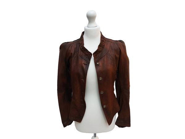 Giacca in pelle marrone, Empresa