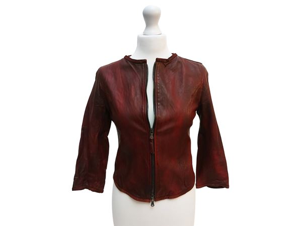 Giubbotto in pelle bordeaux, Empresa