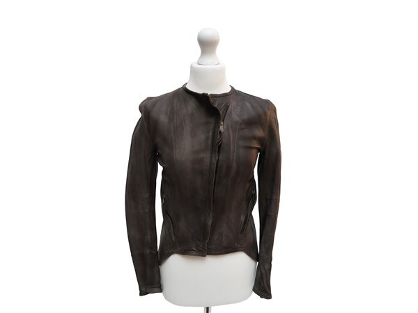 Giubbotto in pelle taupe, Empresa