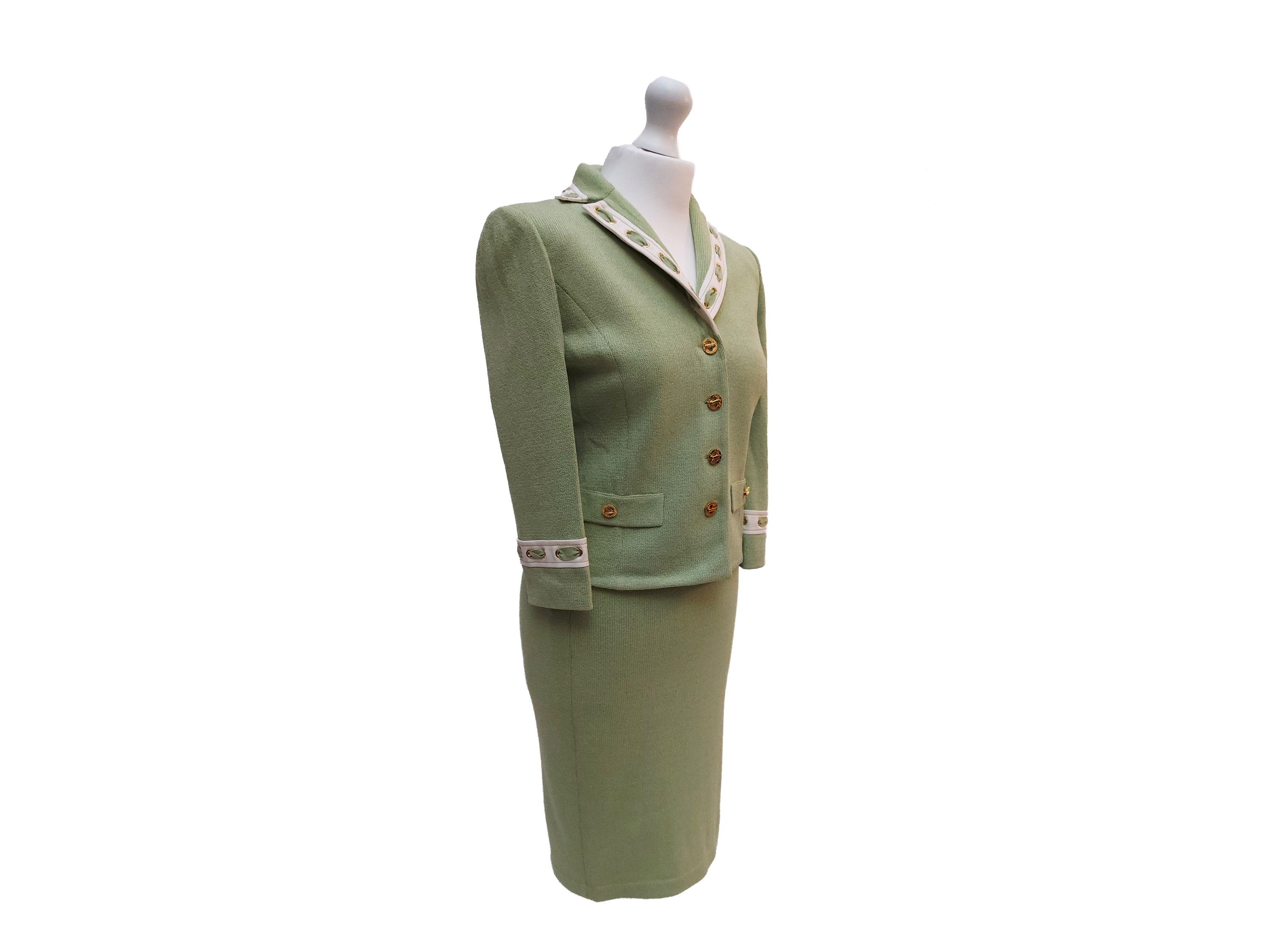St. John, Giacchina corta in maglia verde pistacchio con profili bianchi e bottoni gioiello
