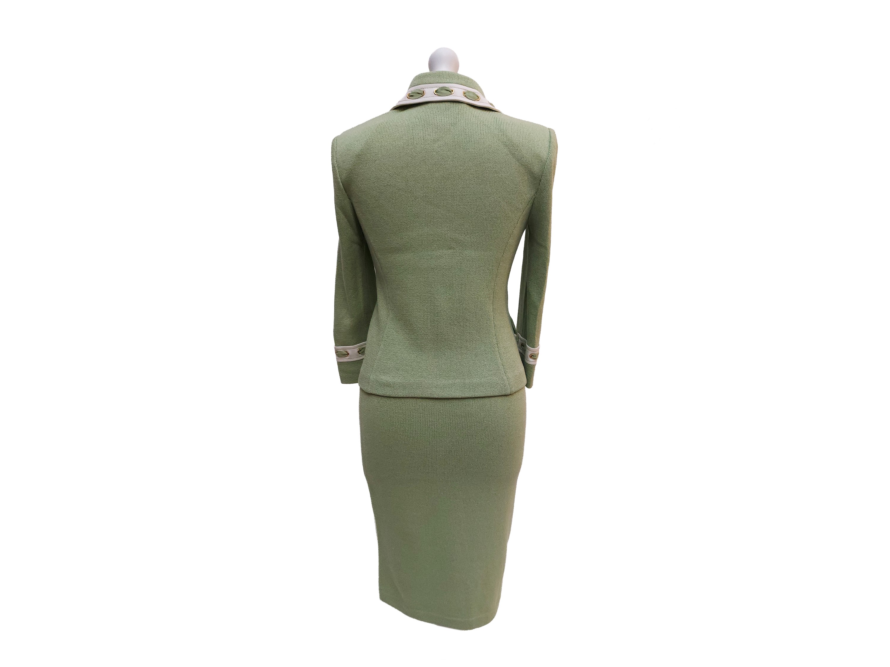 St. John, Giacchina corta in maglia verde pistacchio con profili bianchi e bottoni gioiello