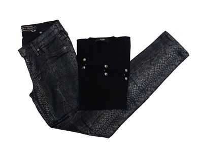 Maglia a maniche corte in viscosa nera con decorazioni a spille argentate e pantaloni skinny pito...