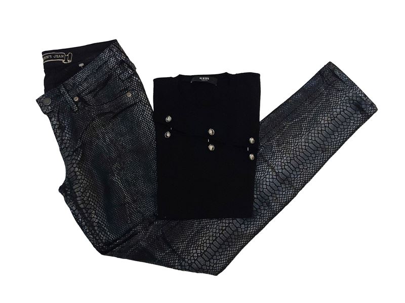 Maglia a maniche corte in viscosa nera con decorazioni a spille argentate e pantaloni skinny pito...