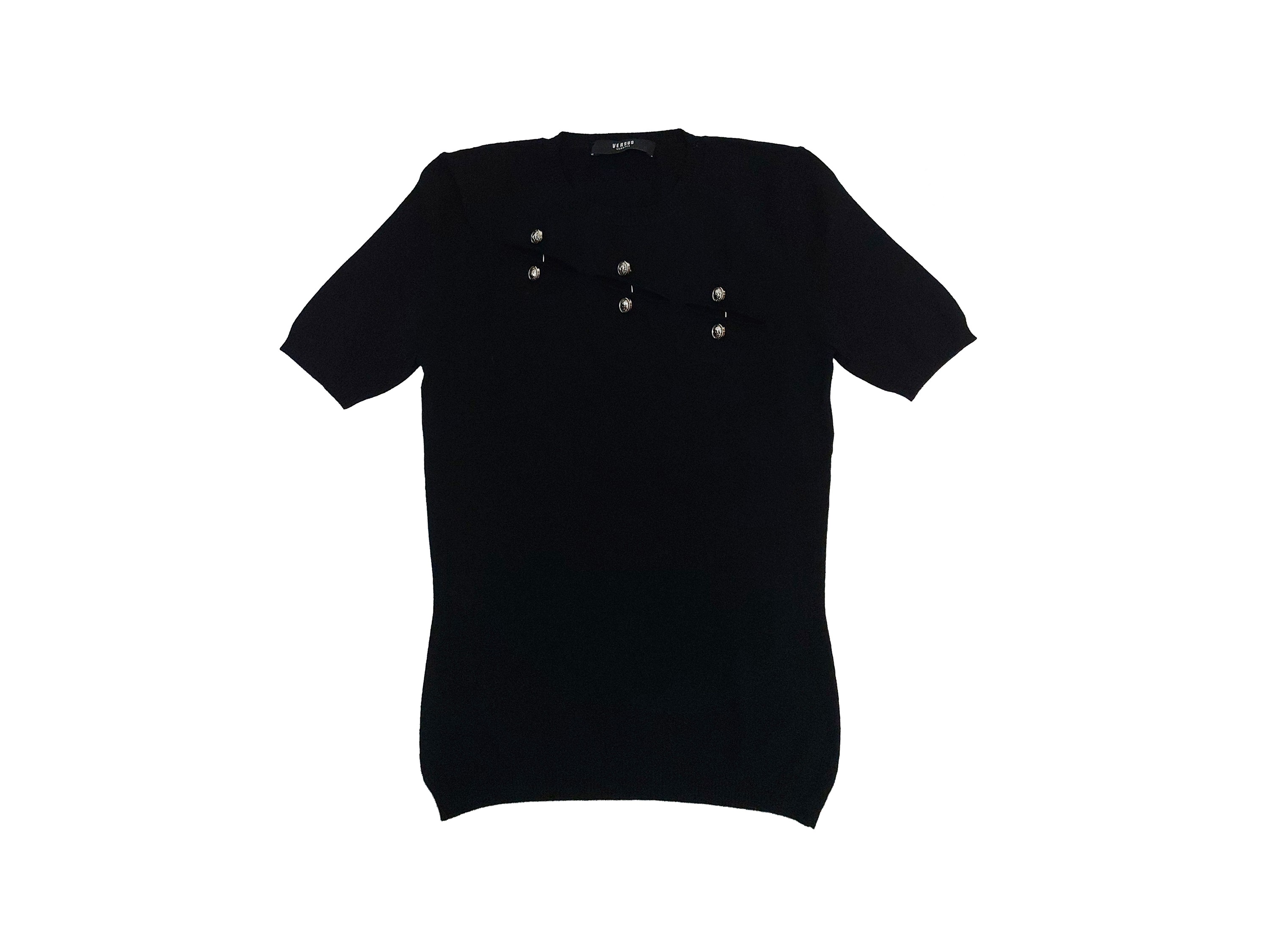 Maglia a maniche corte in viscosa nera con decorazioni a spille argentate e pantaloni skinny pito...