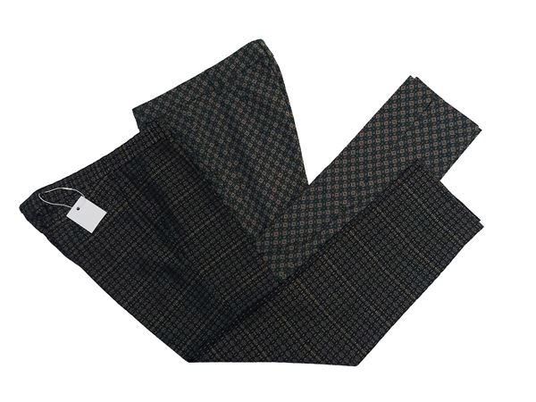 Due paia di pantaloni damascati