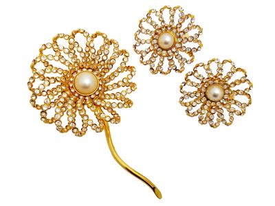 Demi parure floreale, spilla e orecchini in metallo golden tone con strass e perle simulate