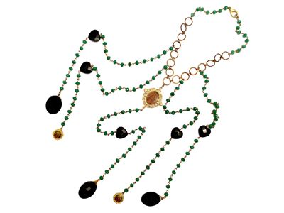 Lunga collana votiva con pietre verdi e nere e pendenti raffiguranti la Vergine Maria