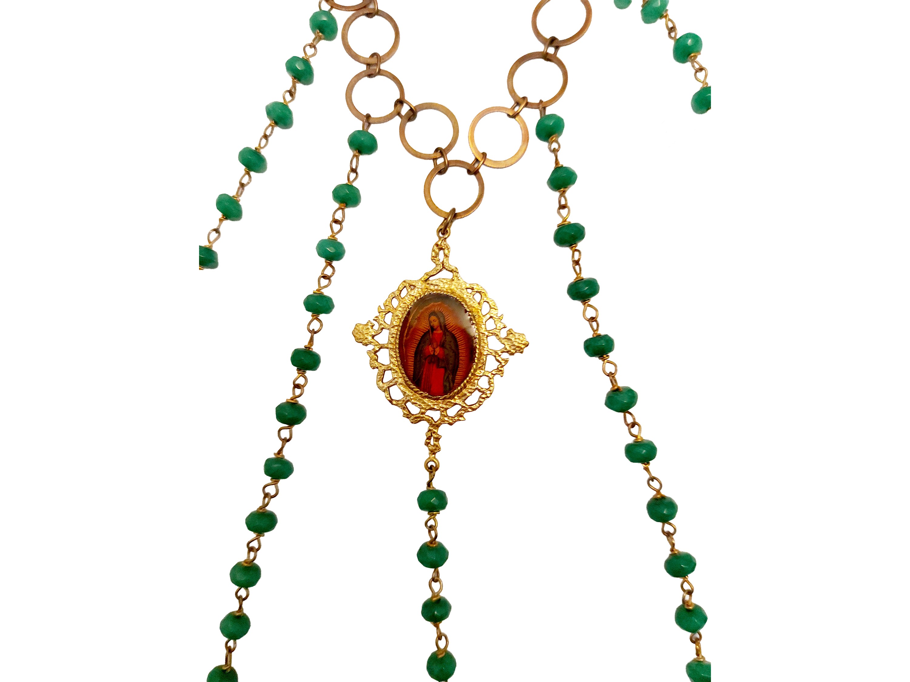 Lunga collana votiva con pietre verdi e nere e pendenti raffiguranti la Vergine Maria