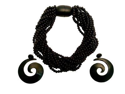 Collana multifilo e orecchini a spirale in legno
