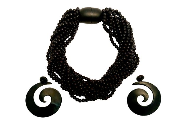 Collana e orecchini in legno