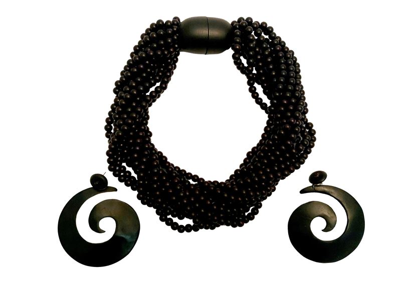 Collana multifilo e orecchini a spirale in legno