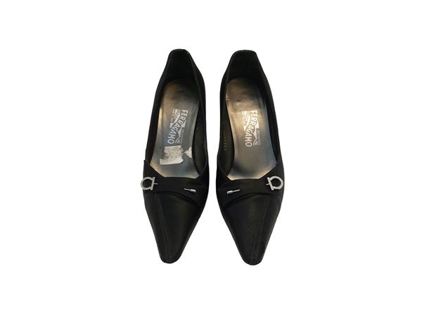 Salvatore Ferragamo - Décolleté in raso nero
