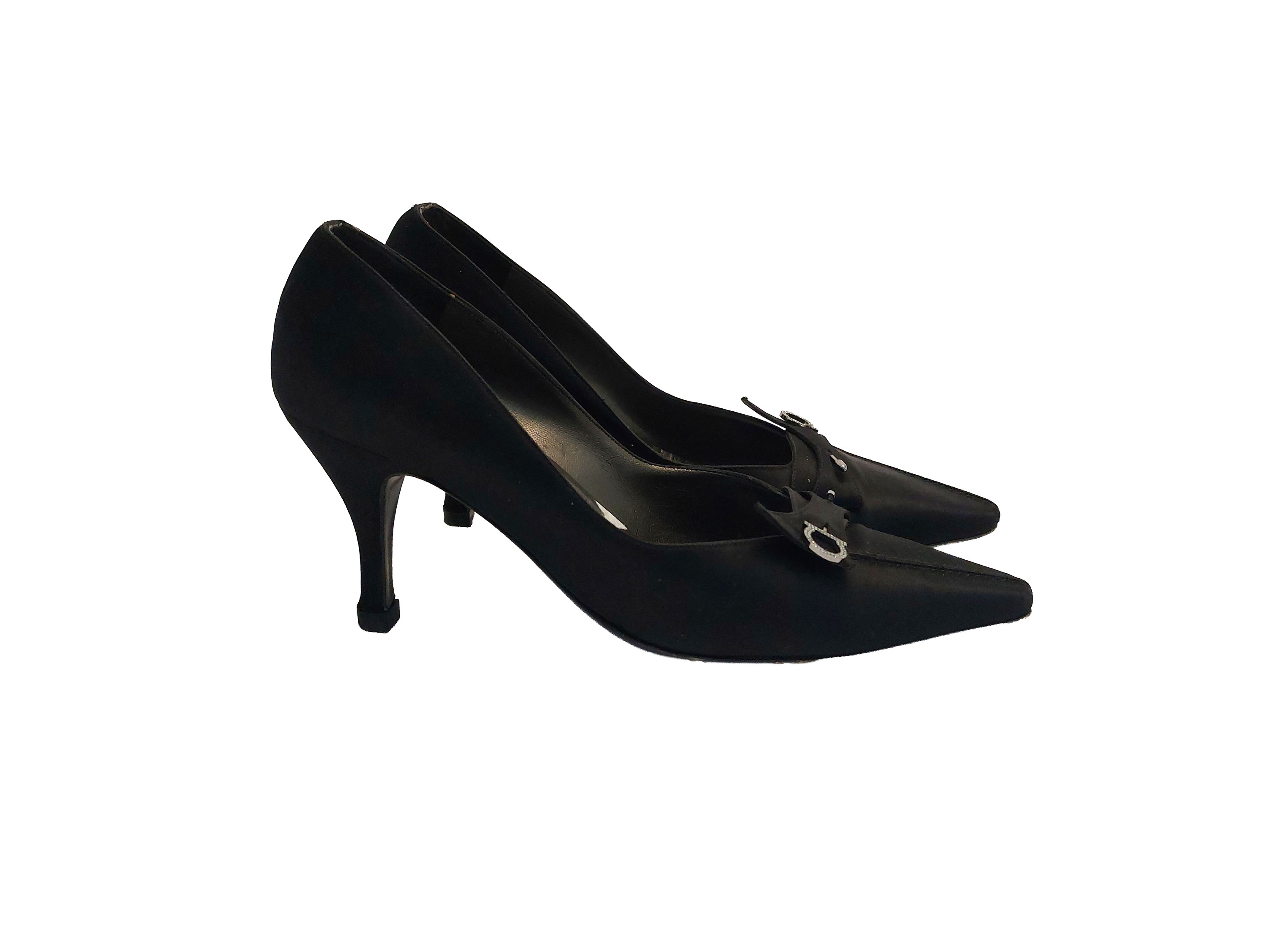 Ferragamo, Décolleté in raso nero con spilla in strass a forma di staffa