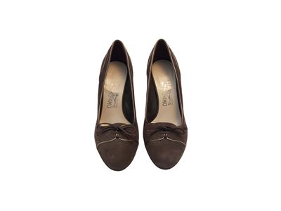 Ferragamo, Décolleté in scamosciato marrone con lacci e profili in pelle bronzo metallizzato