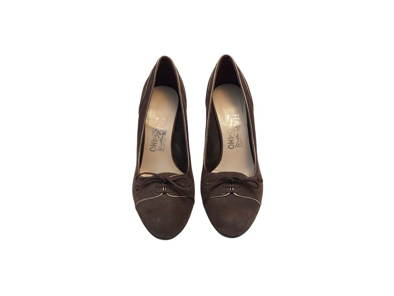 Ferragamo, Décolleté in scamosciato marrone con lacci e profili in pelle bronzo metallizzato