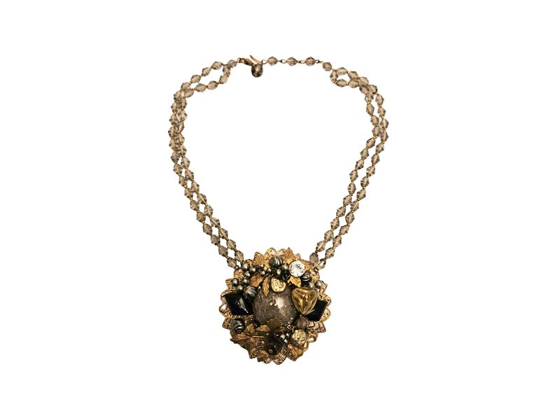 Miriam Haskell, Collana a due fili con pendente floreale in filigrana dorata e perle simulate