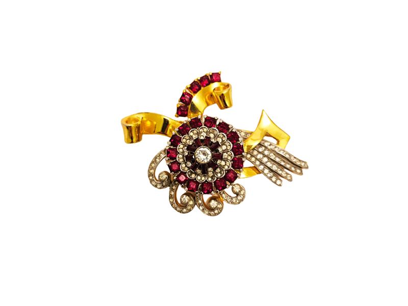 Coro-Craft, Spilla in metallo dorato con motivo a volute e strass