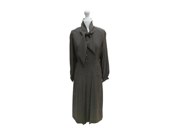 Completo sartoriale in seta a pois bianchi e neri