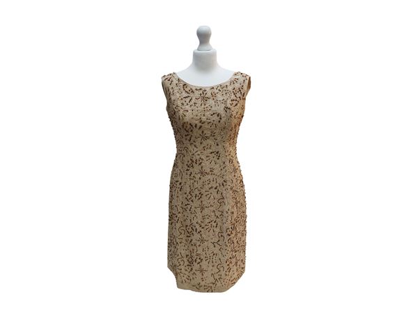 Abito sartoriale in pizzo beige con perline