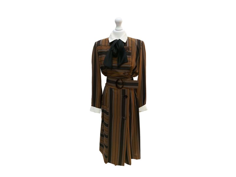 Ferragamo, Abito in seta marrone in stile “secretary dress”