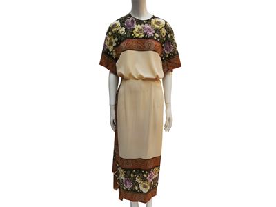 Valentino Boutique, Completo in seta color crema con gonna midi e blusa a maniche corte