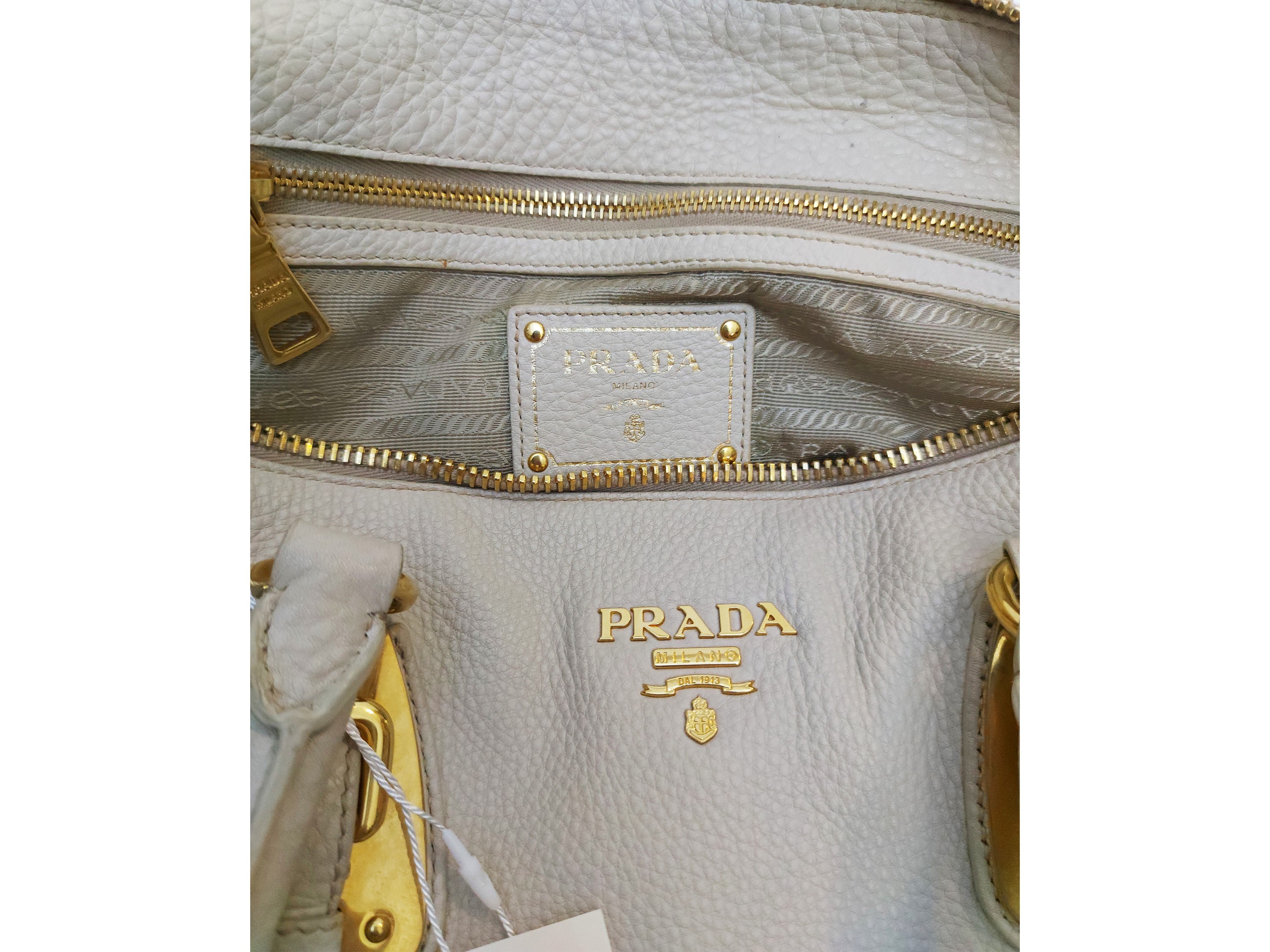 Prada, Borsa in pelle martellata color riso con tracolla removibile