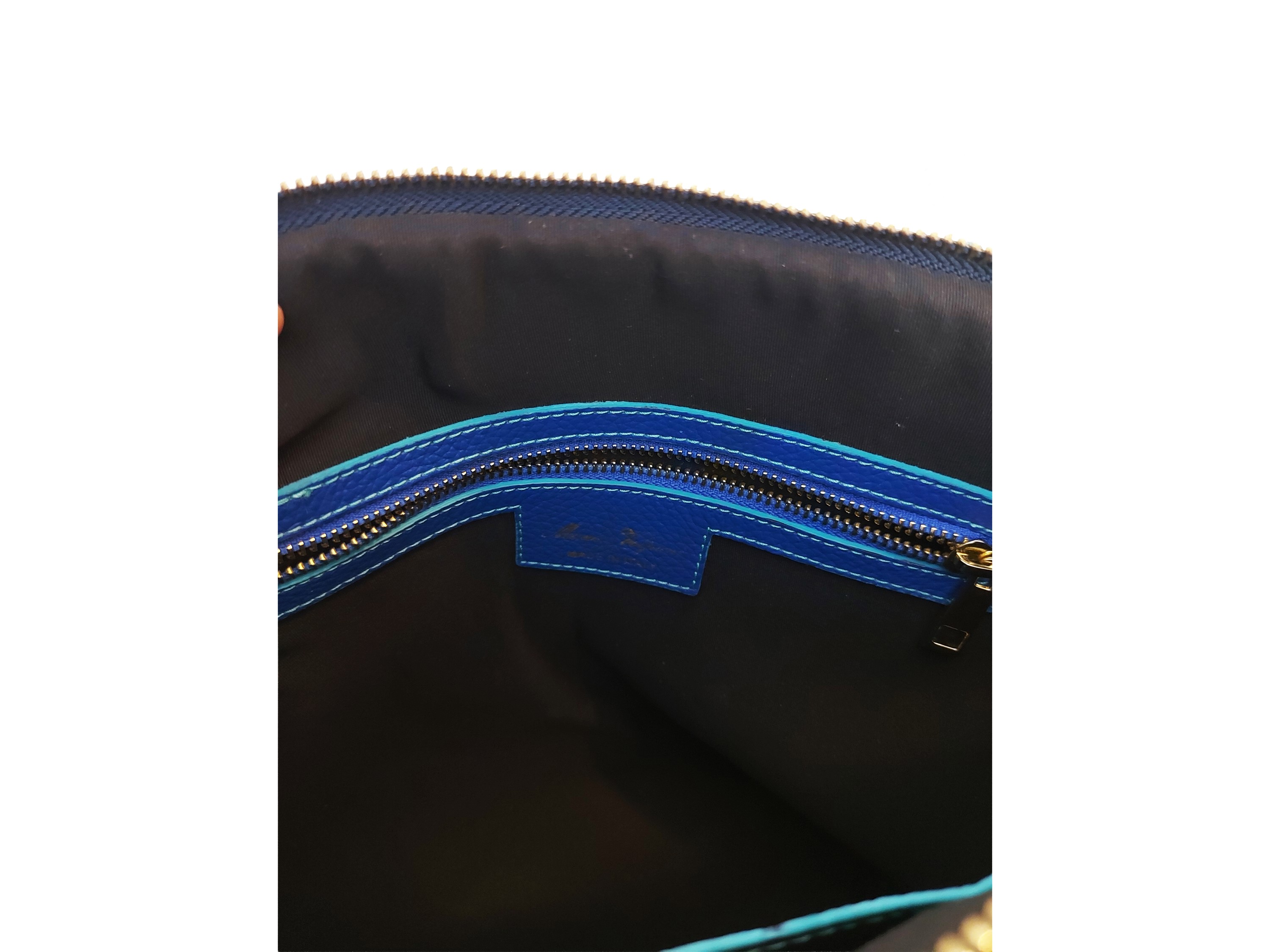 Mauro Volponi, Borsa in pelle martellata blu con nappe e dust bag