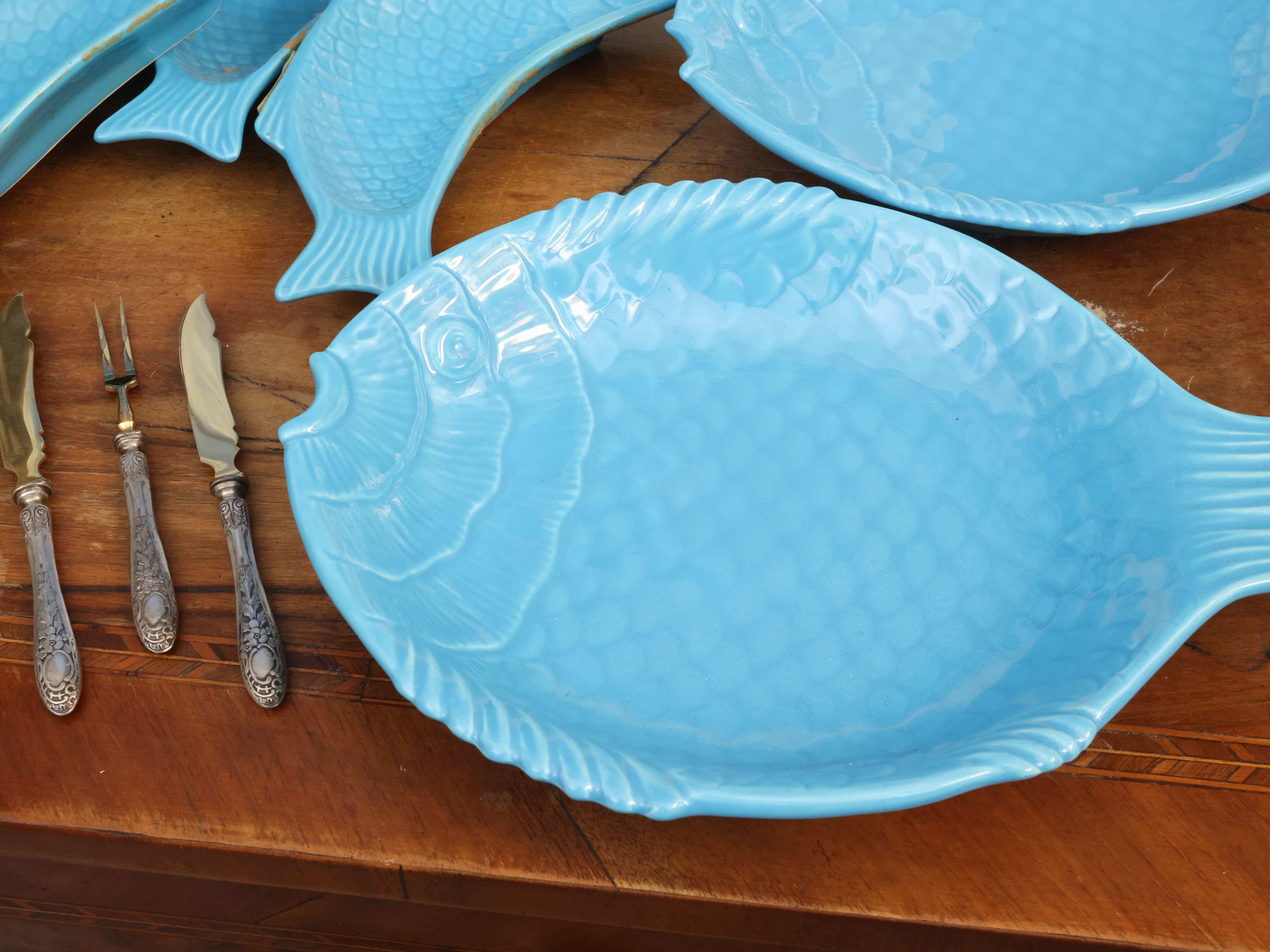 Miscellanea di accessori per antipasti di pesce in ceramica, con vassoio per ostriche e vassoi co...