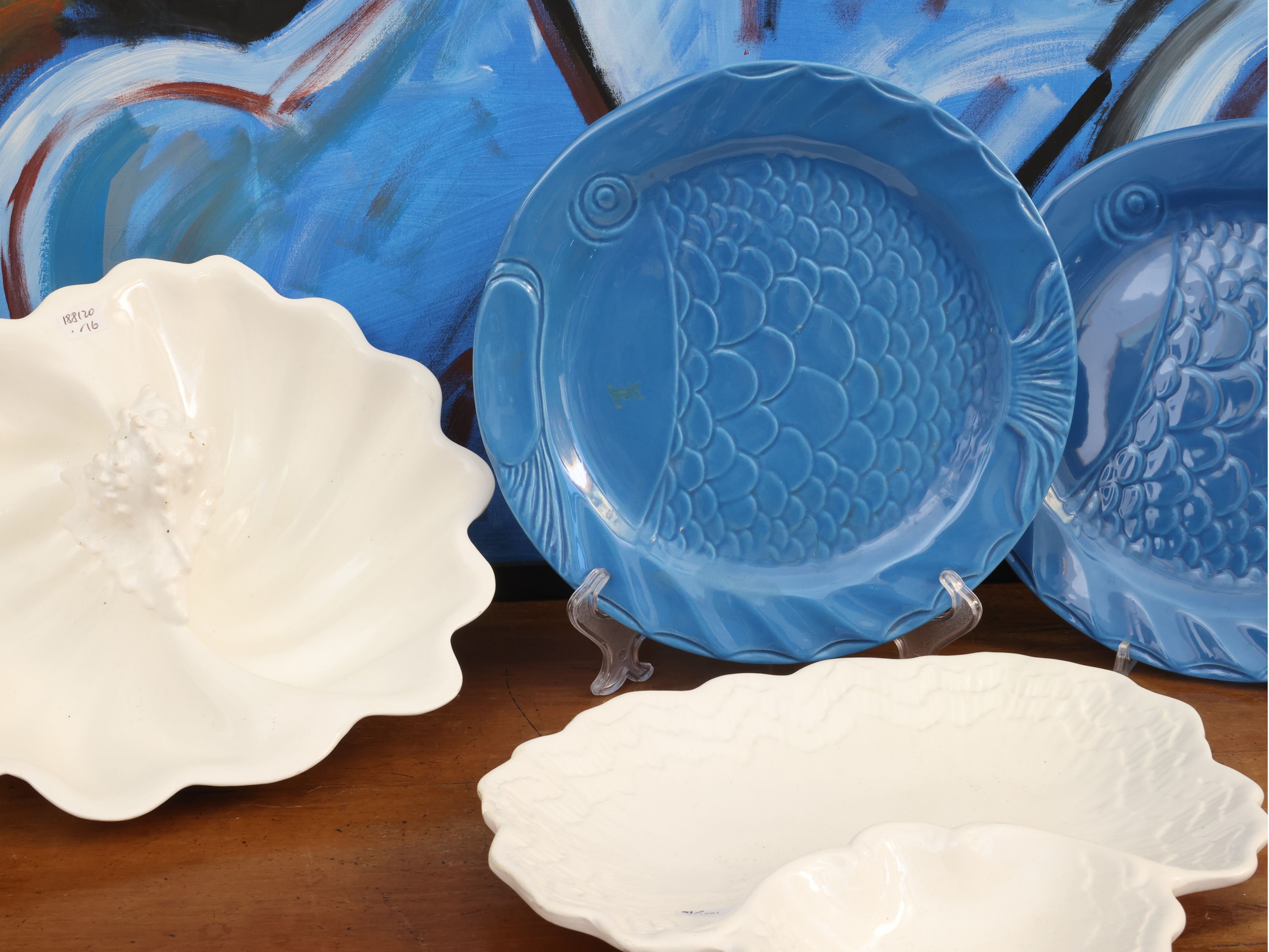 Miscellanea di accessori per antipasti di pesce in ceramica, con vassoio per ostriche e vassoi co...
