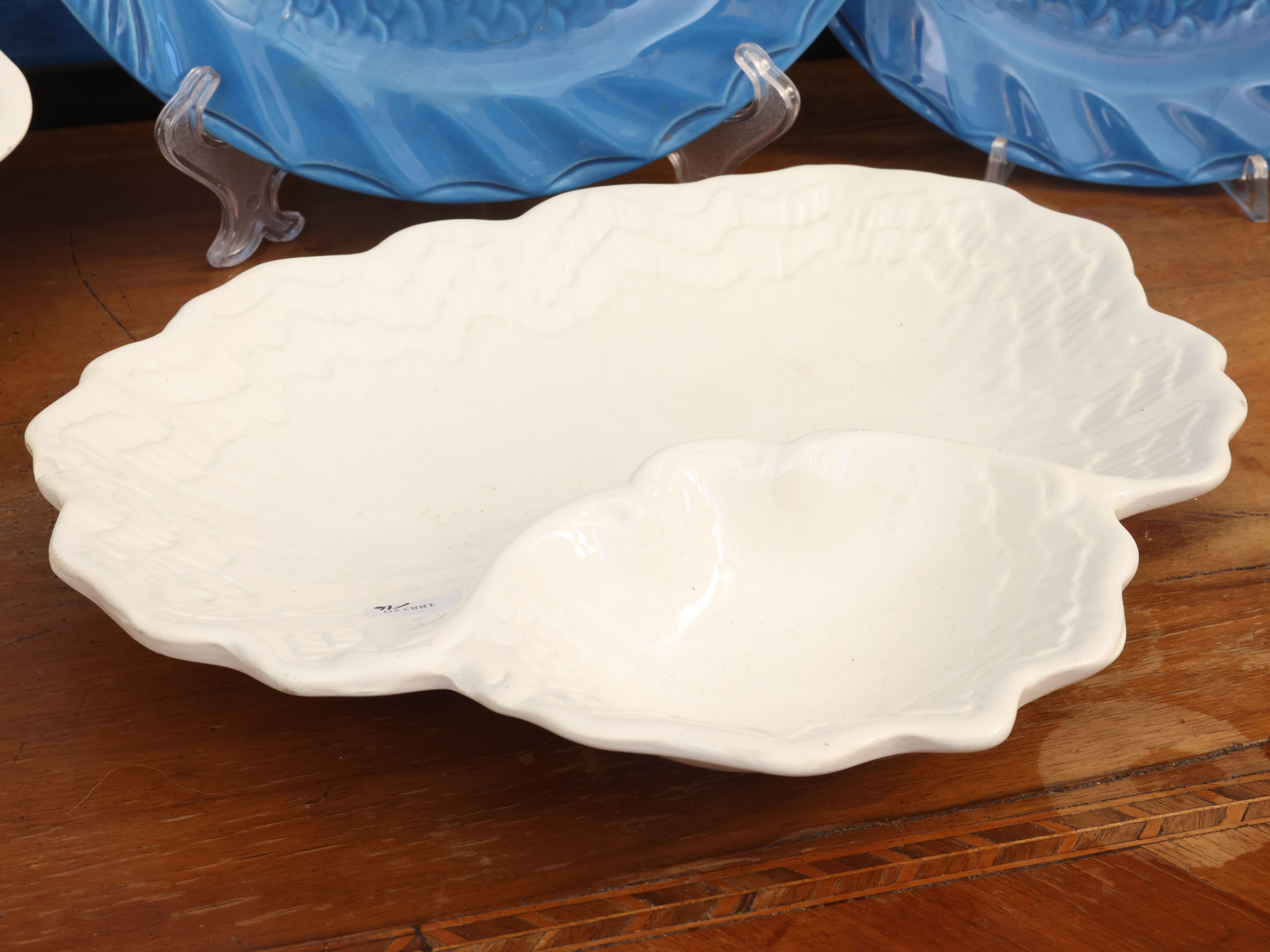 Miscellanea di accessori per antipasti di pesce in ceramica, con vassoio per ostriche e vassoi co...