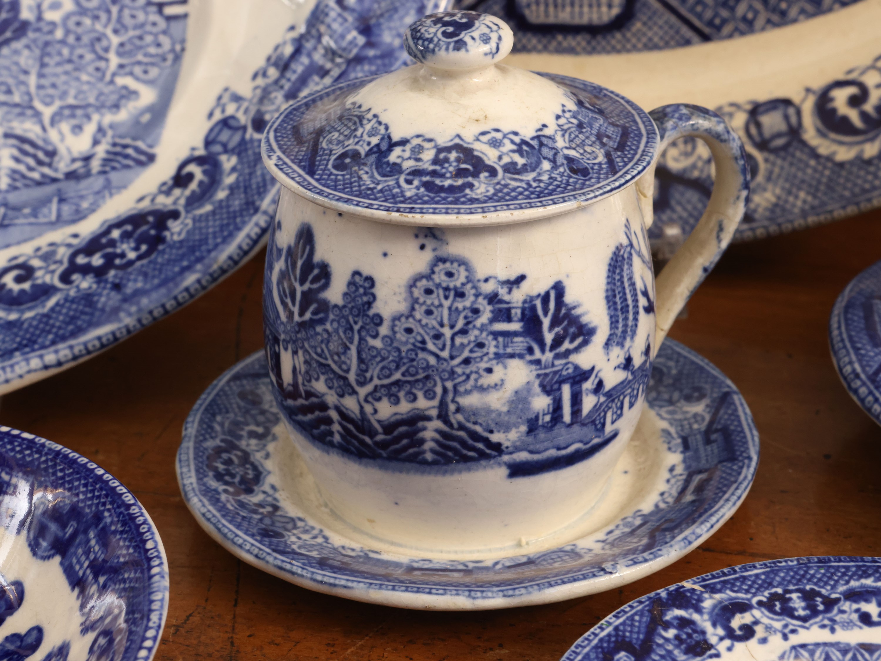 Inghilterra, Miscellanea di accessori in terraglia con decoro Willow, XIX/XX secolo