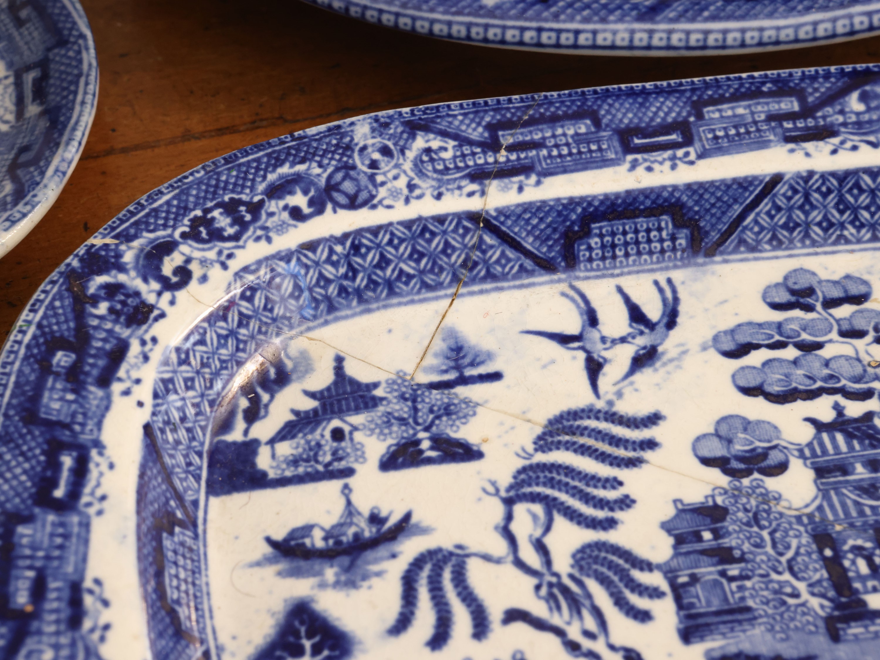 Inghilterra, Miscellanea di accessori in terraglia con decoro Willow, XIX/XX secolo