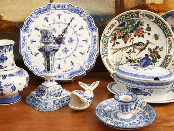 MIscellanea di accessori decorativi in terraglia di Delft