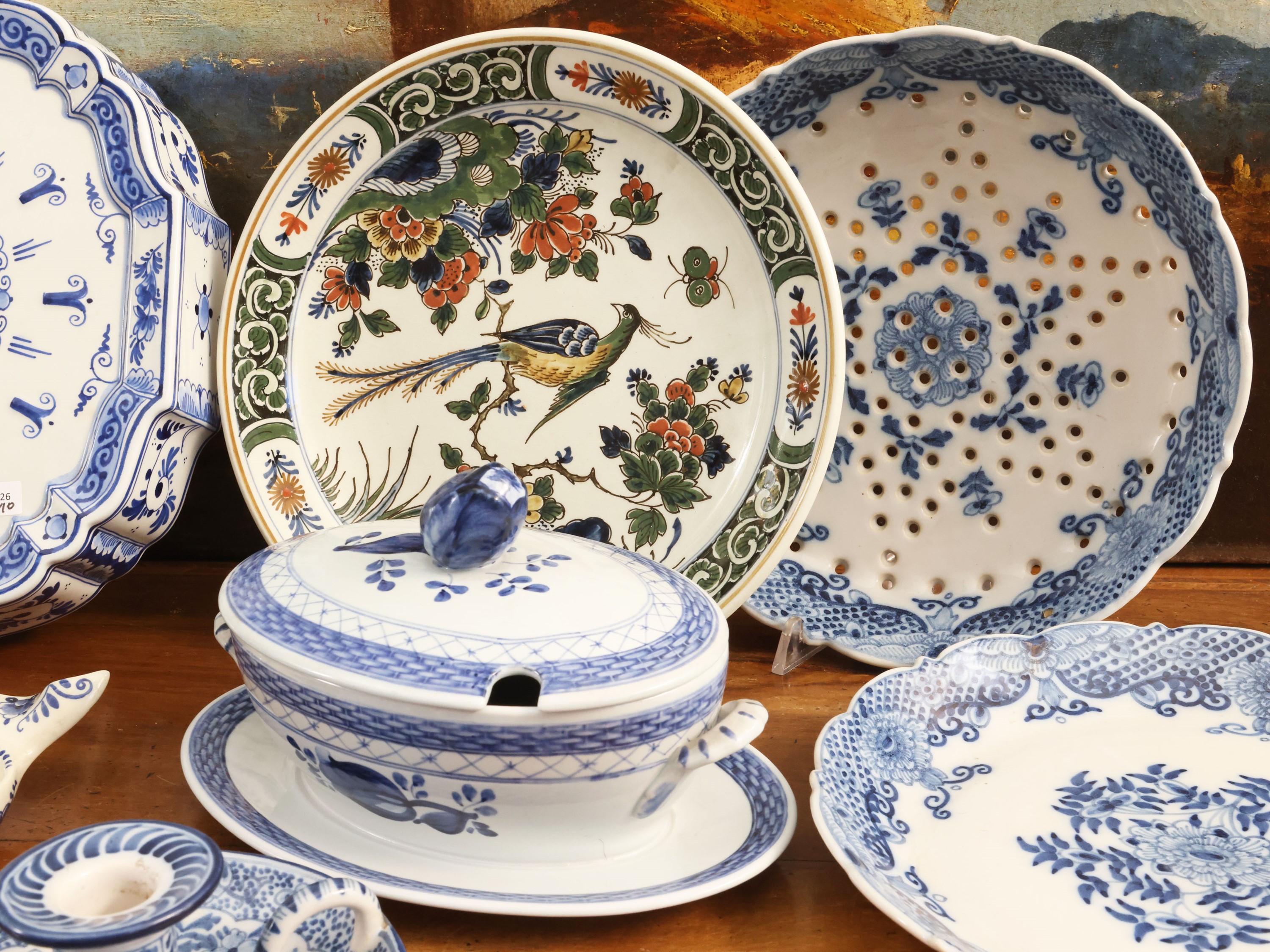 Miscellanea di accessori decorativi in terraglia policroma blu, imitazione modelli olandesi (orol...