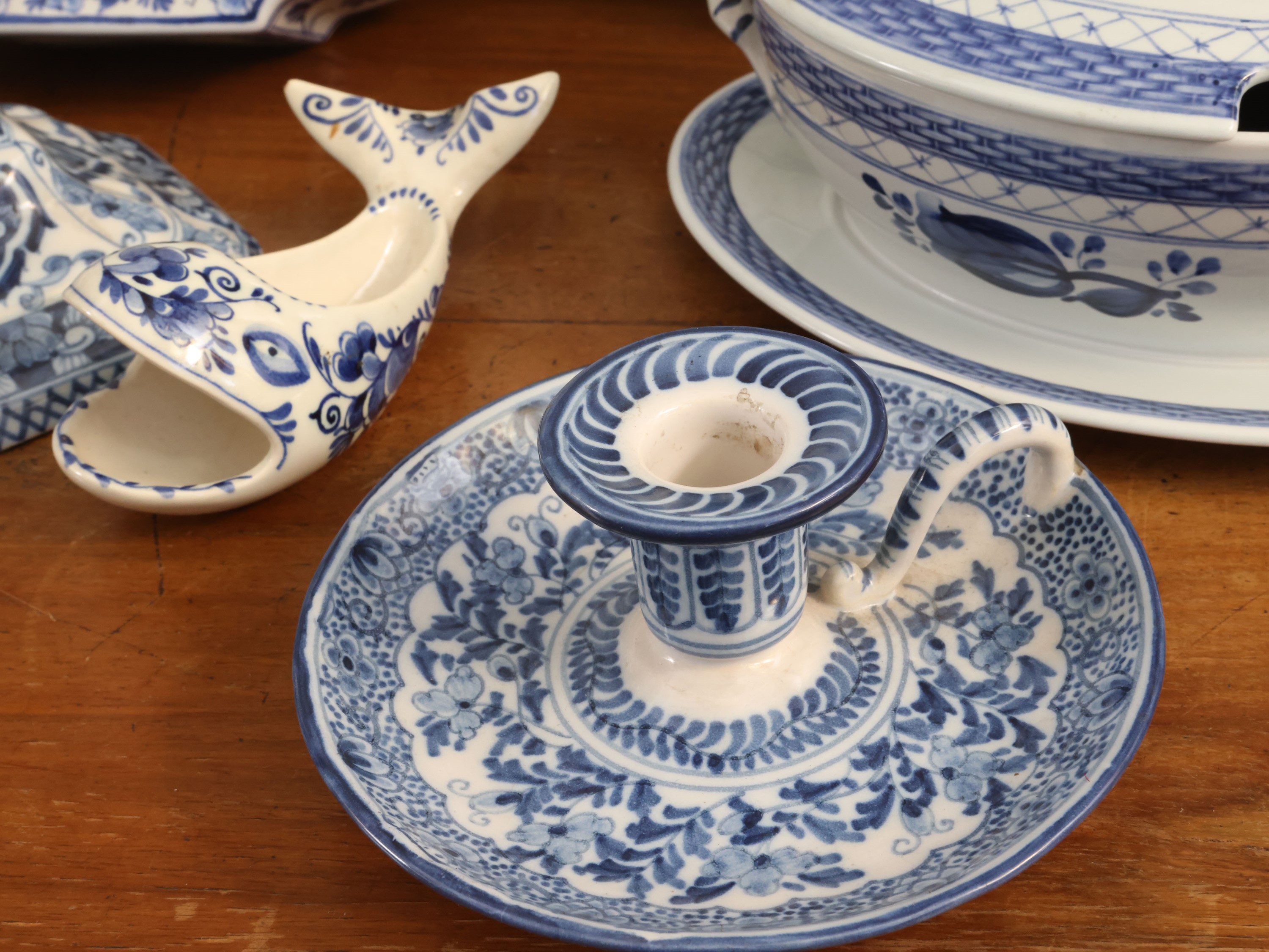 Miscellanea di accessori decorativi in terraglia policroma blu, imitazione modelli olandesi (orol...