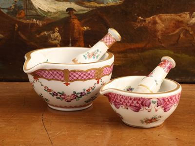 Porcellane da collezione, piattino Vienna (prima metà XX secolo) e piccoli mortai Sèvres