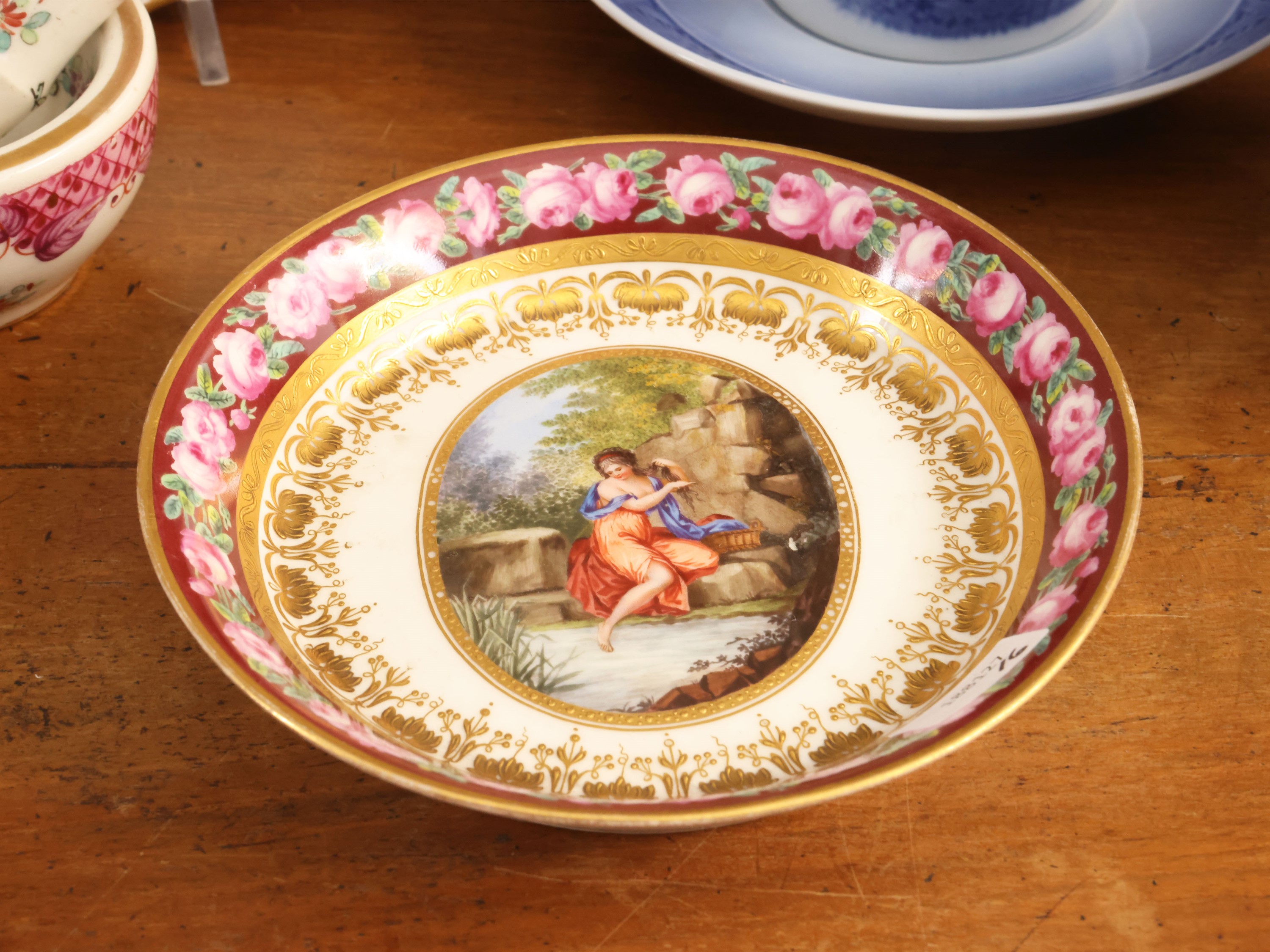 Porcellane da collezione, piattino Vienna (prima metà XX secolo) e piccoli mortai Sèvres