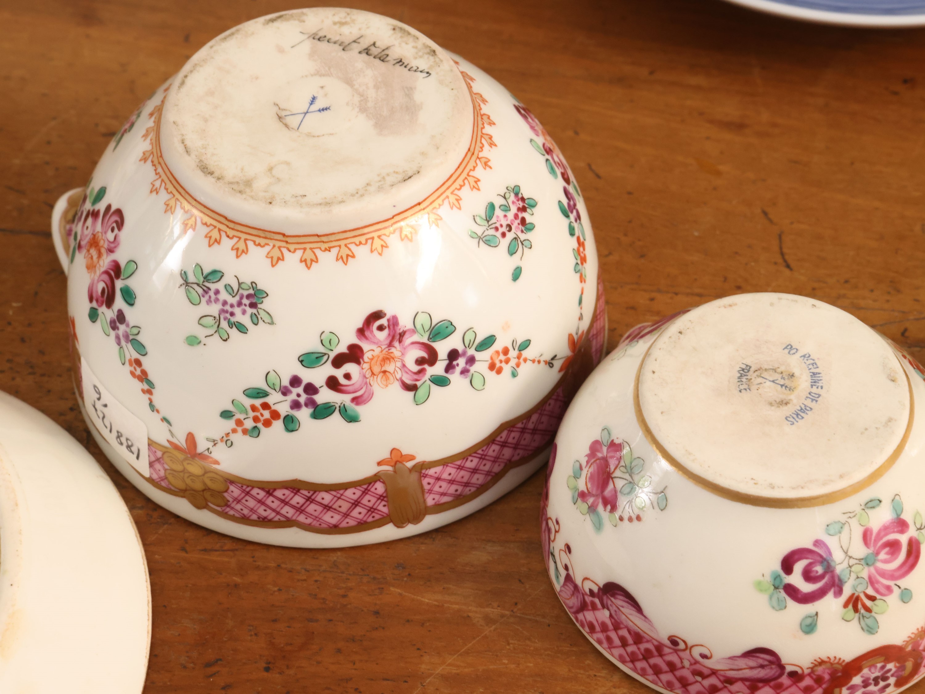 Porcellane da collezione, piattino Vienna (prima metà XX secolo) e piccoli mortai Sèvres