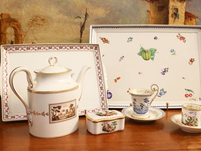 Richard Ginori, Raccolta di accessori in porcellana con teiera, vassoi, tazze e tabacchiera