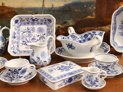 Porcellana tedesca, Set per brunch decorato in monocromia blu con motivo a fiore di cipolla